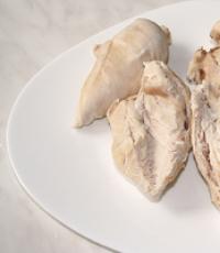 Калорийность куриной грудки отварной без кожи Сколько калорий в 1 кг курицы